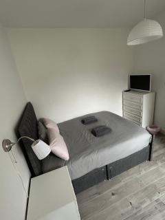 Bright bedroom with king side bed and shared bathroom or whole one bedroom apartment - Édimbourg - 9