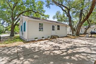 NO WORRIES! Beachy cottage 5 Minute walk to beach - Gulfport - 1