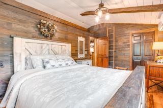 Hocking Hills Social Distance Cabin with Hot Tub - Laurelville - 1