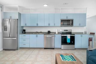Serene Penthouse Oasis, Pool, Steps from the Beach - The Bight Settlements - 4