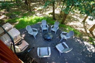 Mahogany Sun Hot Tub Theater Room Fire Pit - East Stroudsburg - 3