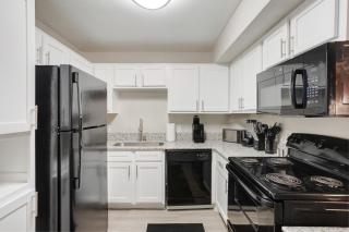 Central Economy 4 Bed 4 Bath Suite 5 mins from Downtown! - Austin - 3