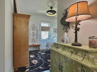 Grace Adventure House, Walk to Port, Shops, Beach - 3