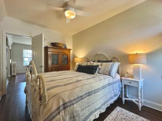 Grace Adventure House, Walk to Port, Shops, Beach - 1