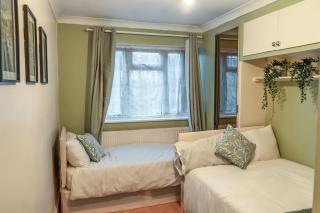 Spacious Wembley Apartment 2 Bedrooms, Free Parking, Pool - Londra - 6