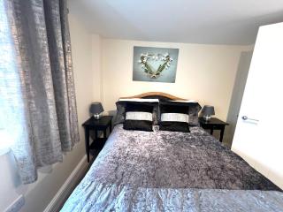 Ground Floor 2 Bedroom Apt, Onsite Parking, Edge of Glastonbury and Street - 1