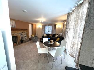 Ground Floor 2 Bedroom Apt, Onsite Parking, Edge of Glastonbury and Street - Street - 5