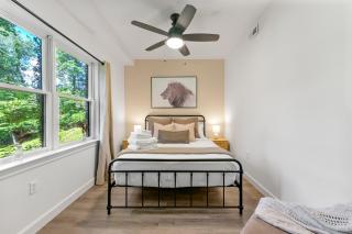 Modern Escape, Pool, Golf, Game Room, Gym, 10min Lake & Downtown - 9