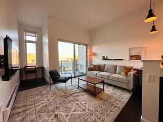 Modern Studio Apt with Skywalk to Fiserv, Rooftop, and Parking - Milwaukee - 9