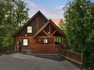 Mountain Majesty - Cabin Retreat w Pool, Hot Tub, Theater, Games - Pigeon Forge - 2