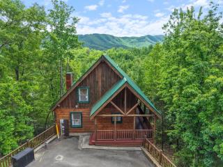 Mountain Majesty - Cabin Retreat w Pool, Hot Tub, Theater, Games - Pigeon Forge - 3