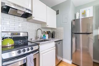 Eclectic Downtown & Cap Hill King bed & Kitchen - 8