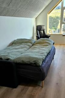 Eiðsvíkslon - The Red Boathouse by the Sea - 2