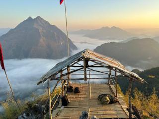White Rabbit tour Company Overnight Camping on top mountain viewpoint - Ban Pho Touane - 9