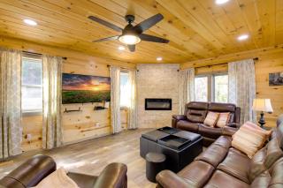 Game Room, Hot Tub and Mtn Views Gatlinburg Cabin - Gatlinburg - 6