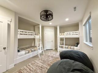 Lux Kanab Home with Pool Hot Tub Pickleball Courts - 7