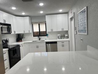 3 Bed - Sleeps 6 - Free Parking - 5 Mins to Beach - 8