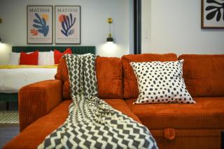 LUX Studio King Bed Free Parking Gym New - 3