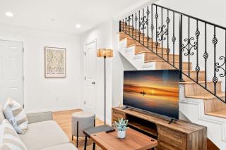 Cozy Modern Stay in Alhambra 30plus Days Welcome - Alhambra - 0