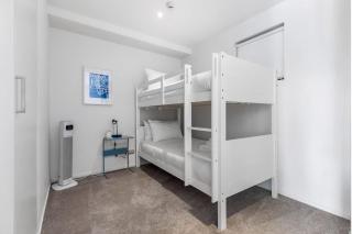 Sky Tower Views 2BR Apt Pool Gym Family Stay - Auckland - 5
