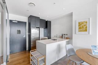 Sky Tower Views 2BR Apt Pool Gym Family Stay - Auckland - 3