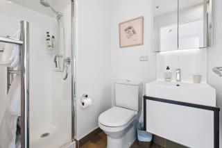 Sky Tower Views 2BR Apt Pool Gym Family Stay - Auckland - 2