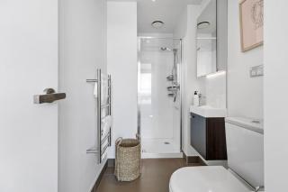 Sky Tower Views 2BR Apt Pool Gym Family Stay - Auckland - 1