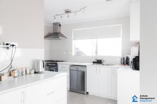 Spacious 5-bed house opposite IGA & Golf Course - 0