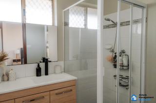Spacious 5-bed house opposite IGA & Golf Course - Kalgoorlie - 3
