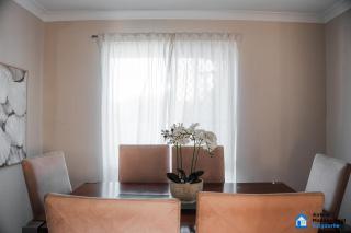 Spacious 5 bed house opposite Spudshed and golf course - 5