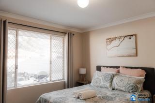 Spacious 5-bed house opposite IGA & Golf Course - Kalgoorlie - 4