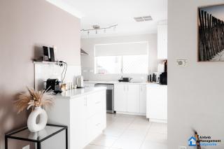 Spacious 5 bed house opposite Spudshed and golf course - 9