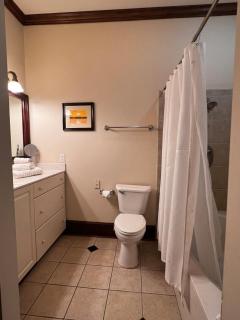 Spacious 2 bedroom apartment - - 3