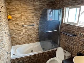 Habitación amplia con cama de dos plazas mas una cama individual y amplio baño exclusivo - Puerto Montt - 7