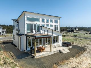 The Beachcomber - Oceanfront Getaway! - 7