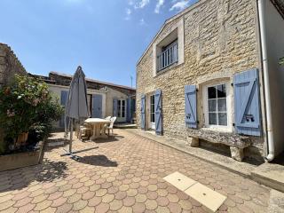 Maison de Charme 3 Pièces, Cour, Parking, St Pierre d'Oléron - FR-1-246A-351 - 0
