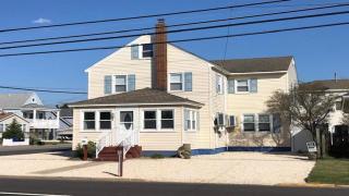 Just Moments From The Causeway Bridge This Charming Spacious Five-Bedroom 2 Bath Home Is Located In Ship Bottom On The Island Of Lbi, Wifi,, - Ship Bottom - 0