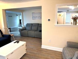 Just Moments From The Causeway Bridge This Charming Spacious Five-Bedroom 2 Bath Home Is Located In Ship Bottom On The Island Of Lbi, Wifi,, - Ship Bottom - 9