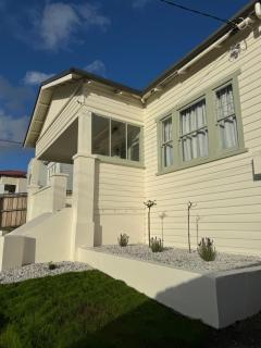 11Eardley - 2bedroom house - Free parking - 3 minutes from CBD - 9
