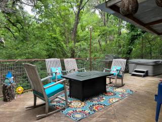 Hobbit Treehouse with waterfall on the Brazos River! 350 acres! Tubing! Petting zoo! - Weatherford - 4