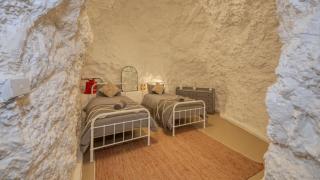 White Cliffs Accommodation -Daybreak Dugout - Unique Cave House - 9