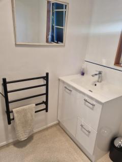 Stoke's Cosy Cottage - 9