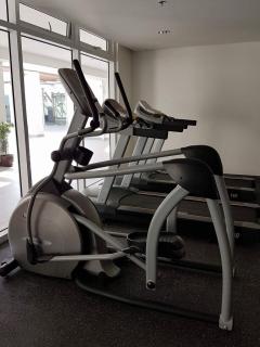 Airy condo w balcony, Netflix, 3 pools, sleeps 3 - Manila - 9