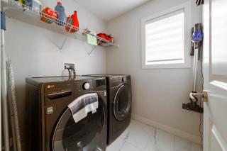 Rosenthal Spa Retreat - New Hot Tub & BR - King Bed - AC - Sleeps 10-noBasement - Edmonton - 4
