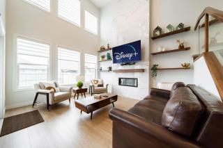 Rosenthal Spa Retreat - New Hot Tub & BR - King Bed - AC - Sleeps 10-noBasement - Edmonton - 1