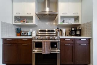 Nordic Oasis near West Edmonton Mall with Hot Tub & King Ensuite - 4