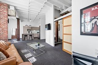 Riverfront Woolstore Apt with Car Park, Pool and AC - Brisbane - 3