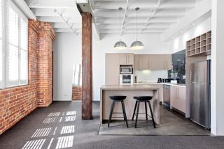 Riverfront Woolstore Apt with Car Park, Pool and AC - 9