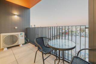 Tuam St Stay - 1BR with Balcony Bath - 2
