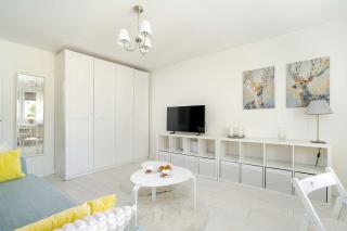 Grochowska Bright Studio with Desk by Noclegi Renters - Poznań - 1
